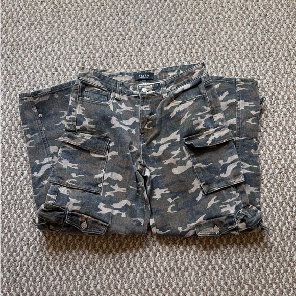 Wide Leg Camo Cargo Pants - Picture 2 of 4